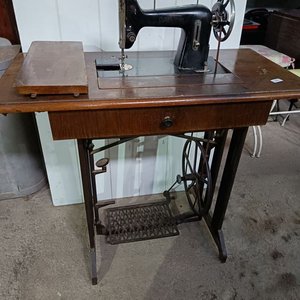 Máquina de Coser Antigua Daisy con Mueble y Pedal - imagen 5