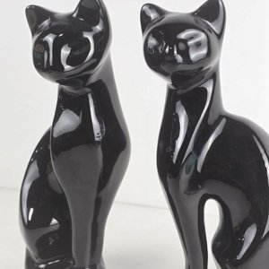 Par de Esculturas Decorativas de Gatos Negros Estilizados en Cerámica Brillante - imagen 3