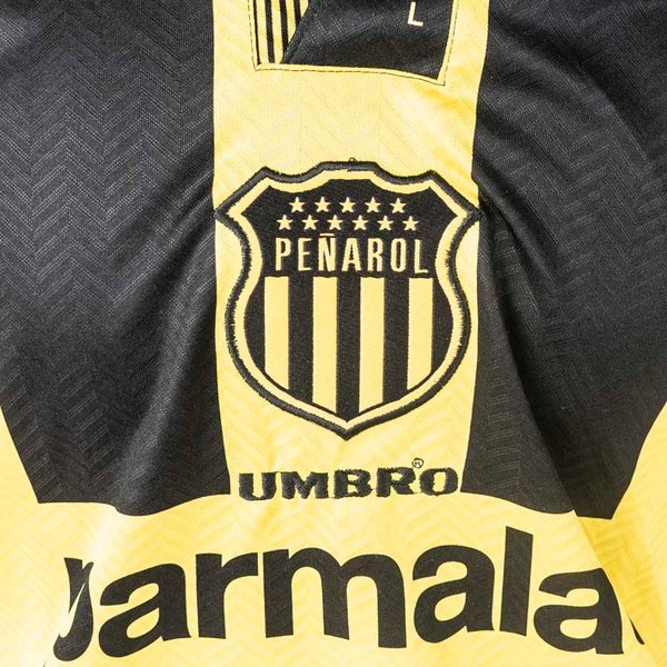 Camiseta de Peñarol de utilería marca UMBRO N°11 modelo utilizado en los años 1996/97 - imagen 3