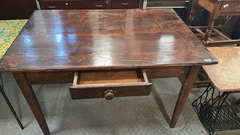 Lote siguiente: Mesa de madera rectangular con cajón