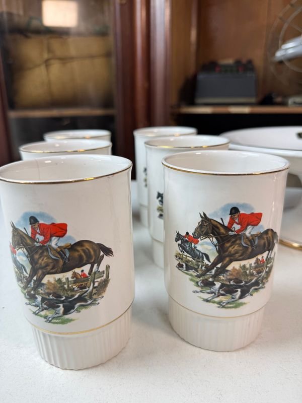 Juego en loza motivo cacería. Jarra, 6 vasos y centro con pié. - imagen 3