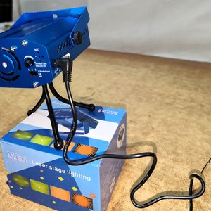 Proyector de Luces Láser Audiorítmico con Trípode y Caja - imagen 4