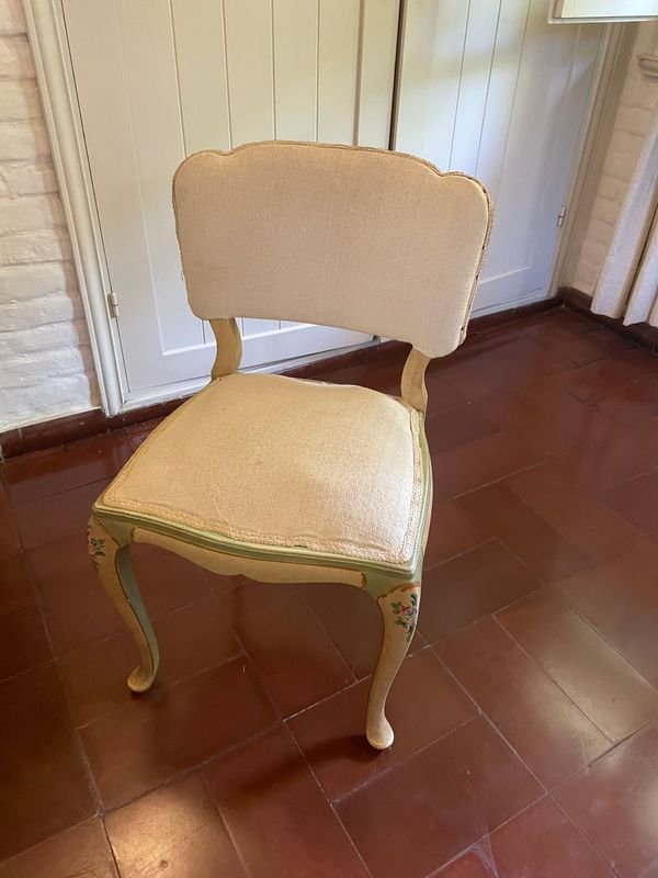 Silla de madera con tapicería beige - imagen 1