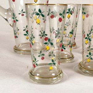 Jarra y Seis Vasos Decorados con Frutos Rojos y Bordes Dorados - imagen 2