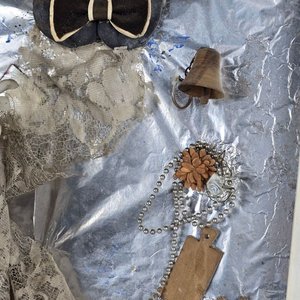 Ensamblaje Artístico Surrealista y Dadaísta de Doris Ryffel-Rawak con Folletos y Catálogos - imagen 4