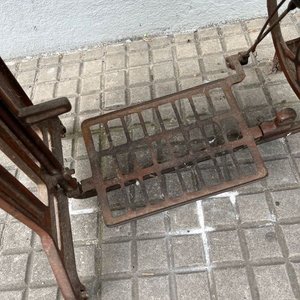 Máquina de Coser Antigua Verde con Base de Hierro y Mesa de Madera - imagen 5