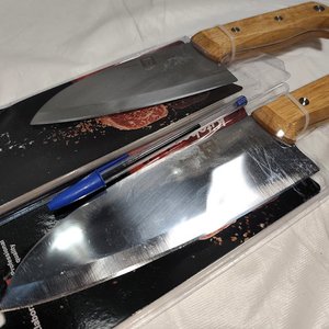Lote siguiente: Juego de 2 Cuchillas de Acero Grabado, Mango Remachado, 8 y 6 Pulgadas