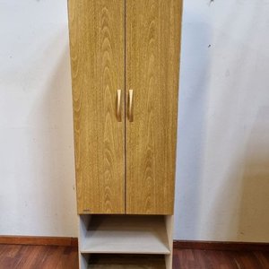 Lote anterior: Mueble de madera con puertas y estantes abiertos