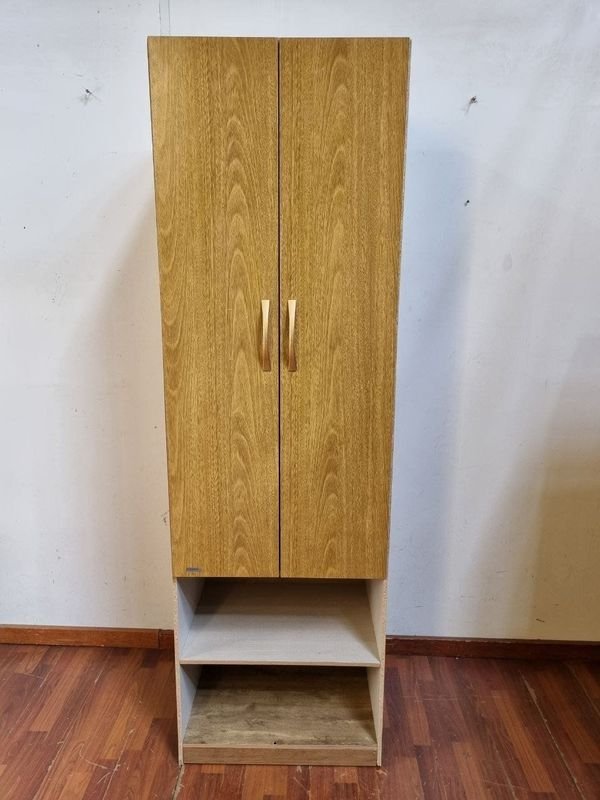 Mueble de madera con puertas y estantes abiertos