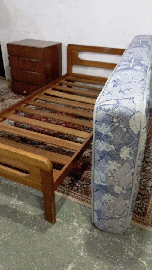 Cama de una plaza, mesa de luz y colchón de 1 p - imagen 8