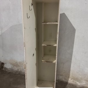 Mueble Vertical Blanco para Artículos de Limpieza con Estantes y Ganchos - imagen 3
