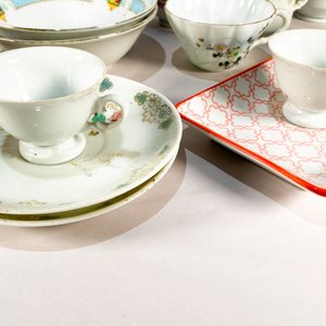 Lote de Tazas y Platos con Diseños Variados - imagen 4