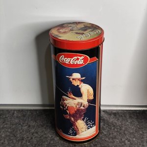 Lata Grande Coca-Cola con Ilustración Vintage - imagen 3
