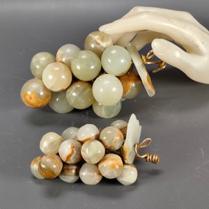 Dos Racimos de Uvas Decorativas en Ónix Verde - imagen 1