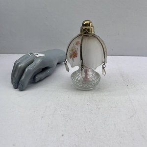 Lote siguiente: Perfumador con forma de lámpara antigua con detalles florales y caireles
