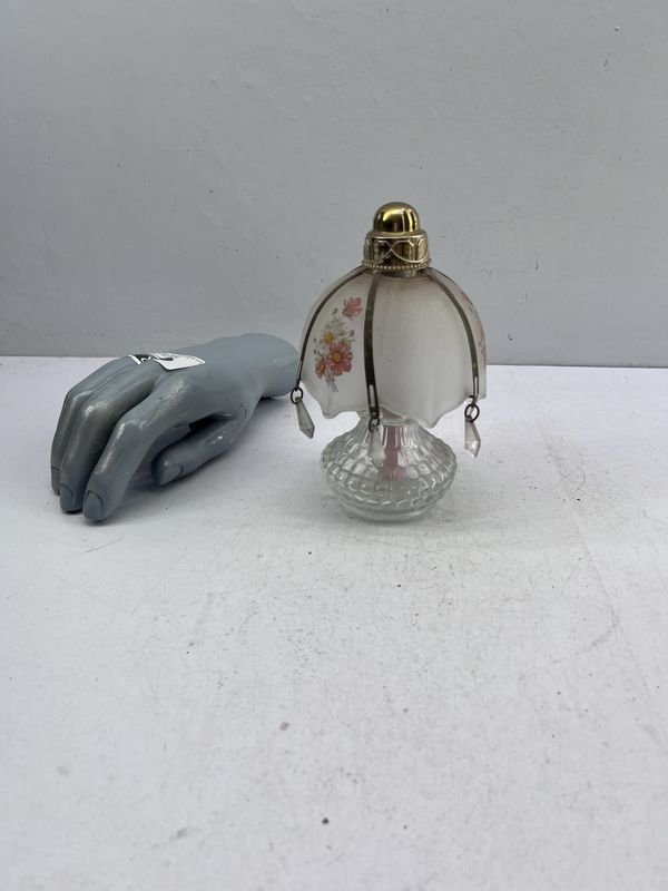 Perfumador con forma de lámpara antigua con detalles florales y caireles
