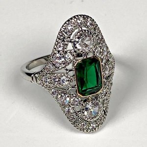 Lote siguiente: Anillo Rodinado con Piedra Verde Central y Circones