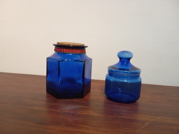Dos frascos azules con tapas especiales - imagen 3