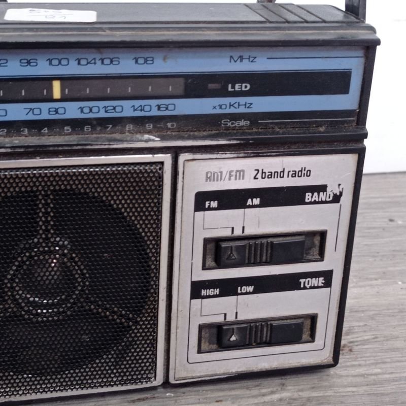 Radio marca Aiko a pila para la venta - imagen 3