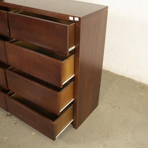Cómoda Alta de Ocho Cajones en Madera Compensada - imagen 3
