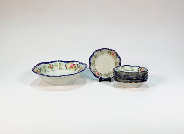 Juego de Porcelana Oriental Blanca y Azul: Ensaladera y Seis Compoteras con Flores - imagen 1