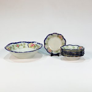 Lote siguiente: Juego de Porcelana Oriental Blanca y Azul: Ensaladera y Seis Compoteras con Flores
