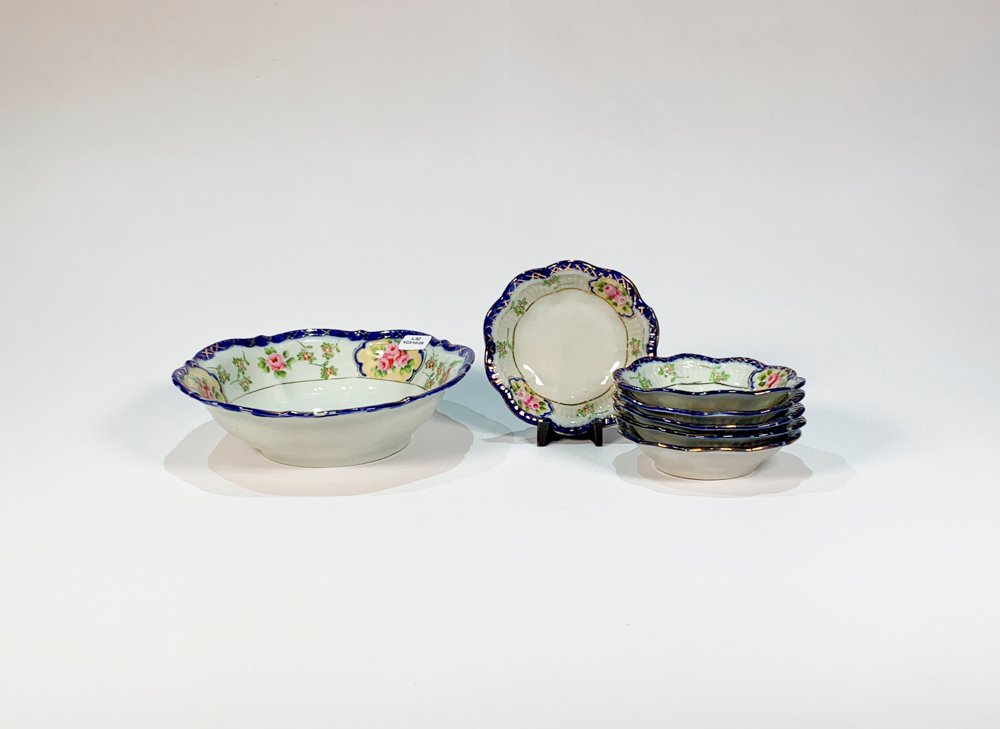 Juego de Porcelana Oriental Blanca y Azul: Ensaladera y Seis Compoteras con Flores