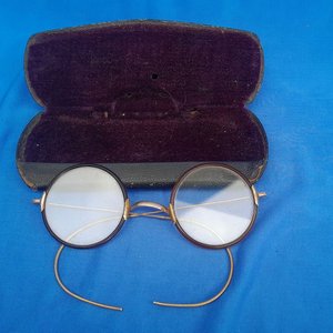 Antiguos Lentes Redondos Enchapados en Oro con Estuche Original "Casa Alonso" - imagen 2