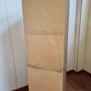 Mueble de madera con puertas y estantes abiertos - imagen 4
