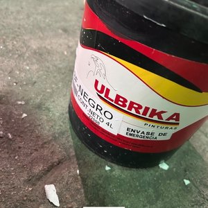 Dos Tarros de Pintura: Uno Grande a Mitad y Uno Negro Lleno - imagen 3