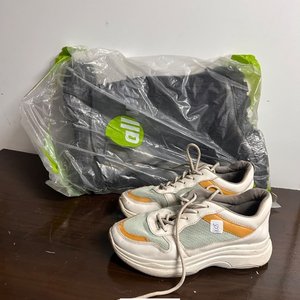 Botas de Goma Negras y Championes Deportivos Blancos y Naranja - imagen 1