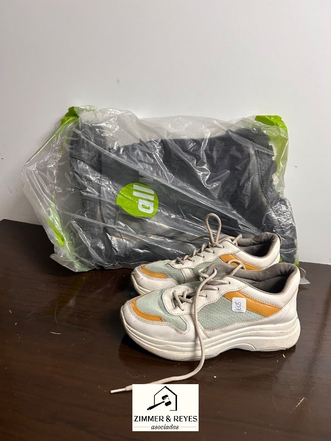 Botas de Goma Negras y Championes Deportivos Blancos y Naranja