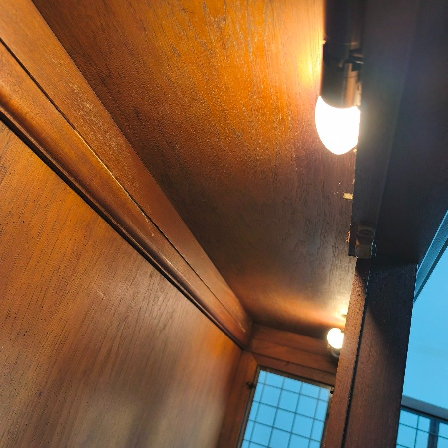 Muebles de Madera con Puertas de Vidrio y Estructura de Madera - imagen 31