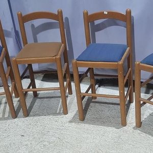 Lote anterior: 4 Sillas de Madera Tapizadas (3 Azul, 1 Beige)