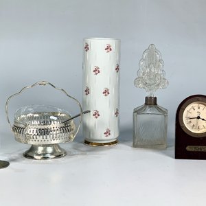 Lote de 8 piezas: Reloj de mesa, coquilla, vaso, florero, dulcera, depósito, perfumero y pájaro decorativo - imagen 2