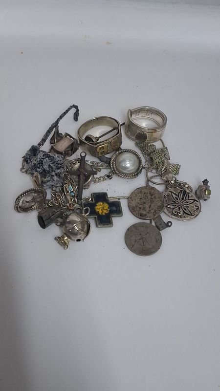 Lote de Joyas Variadas: Anillos, Dijes y Cadenas