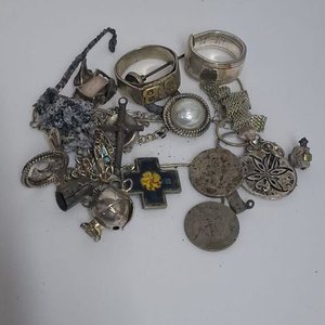 Lote de Joyas Variadas: Anillos, Dijes y Cadenas - imagen 1