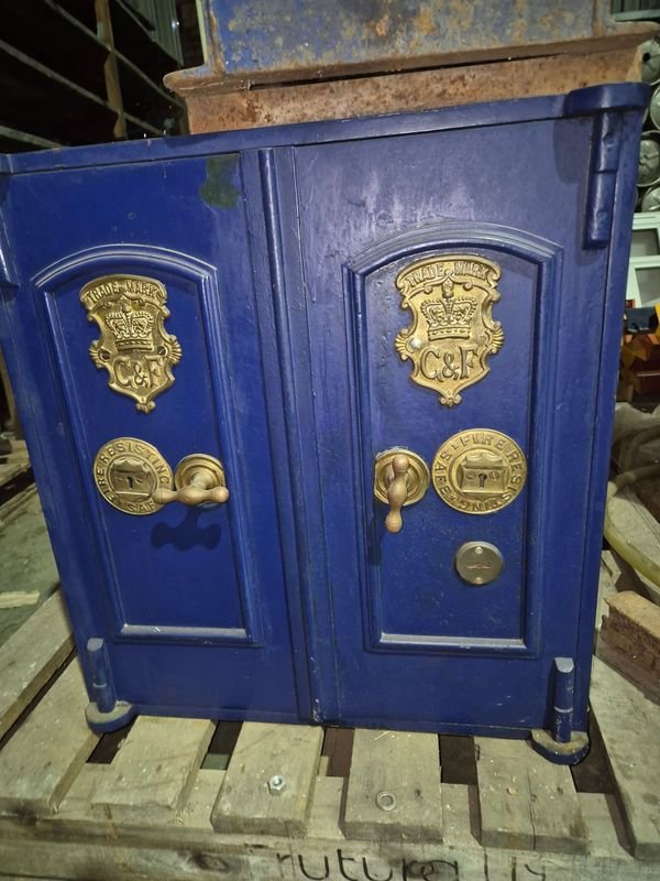 Caja Fuerte Inglesa con Pedestal de Metal - imagen 4