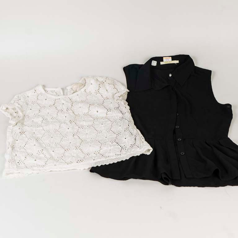 Par de Blusas sin Mangas: Beat Negra Talle S y Urban H. Broderie Talle S