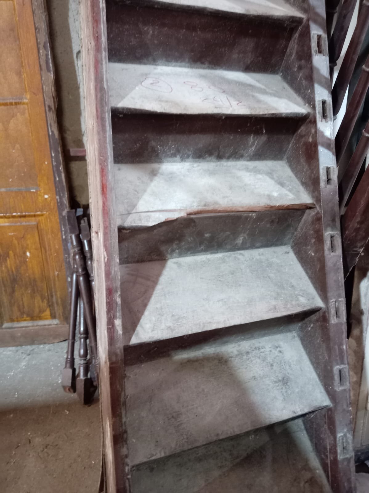 Escaleras de madera con baranda metálica - imagen 3