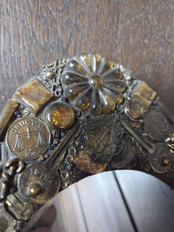 Espejo artesanal con antigüedades varias - imagen 3