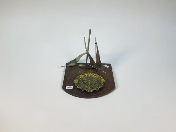 Cenicero de Bronce con Adorno de Velero sobre Tabla de Madera