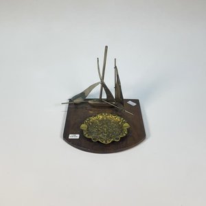 Cenicero de Bronce con Adorno de Velero sobre Tabla de Madera - imagen 1