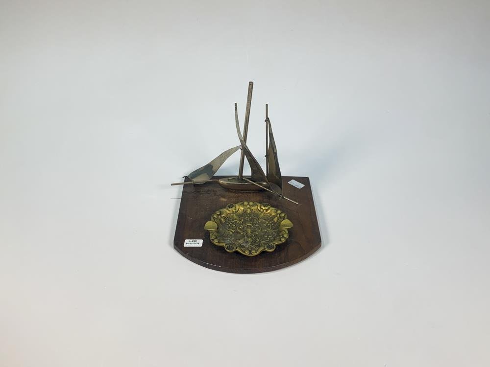 Cenicero de Bronce con Adorno de Velero sobre Tabla de Madera