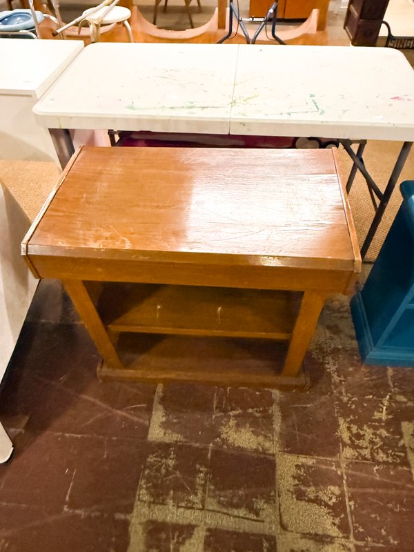 Mesa Auxiliar de Madera Clara con Estante Inferior