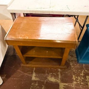 Lote siguiente: Mesa Auxiliar de Madera Clara con Estante Inferior