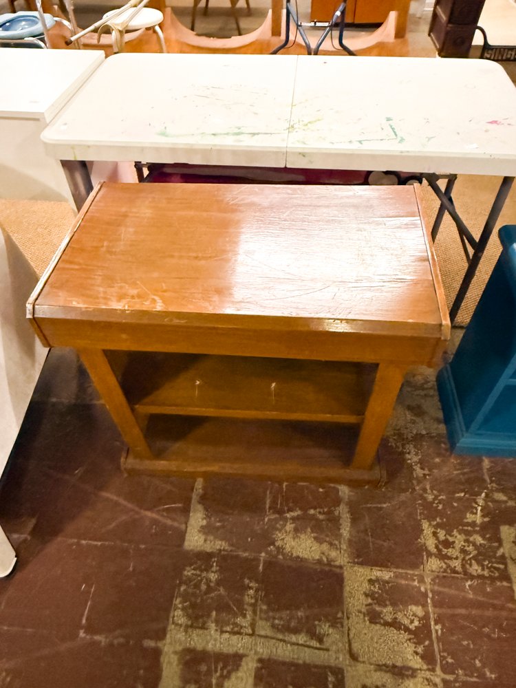 Mesa Auxiliar de Madera Clara con Estante Inferior