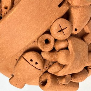 Cerámica "Personaje con elementos" de Juan Cavo - Firmada - imagen 3