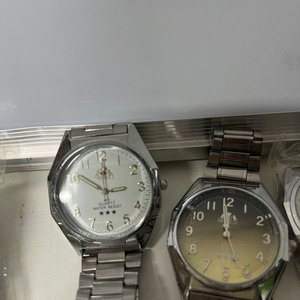 Lote de 5 Relojes Quartz con Malla Metálica, Varios Diseños - imagen 3