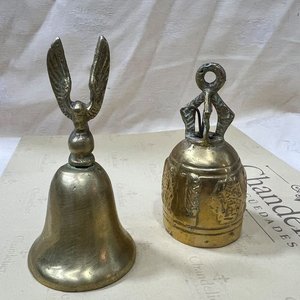 Lote siguiente: Lote de 2 campanas antiguas de bronce con águila y motivos orientales